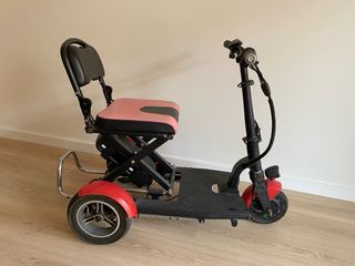 Scooter plegable motorizada. Se carga con batería