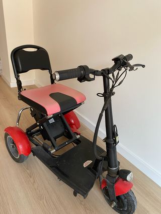 Scooter plegable motorizada. Se carga con batería