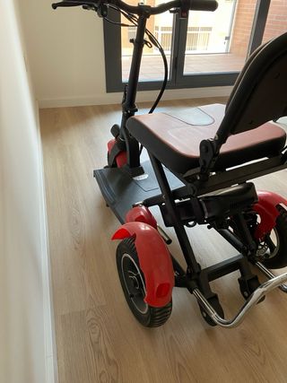 Scooter plegable motorizada. Se carga con batería