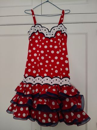 Traje Flamenca con flor y pendientes
 rojo lunares