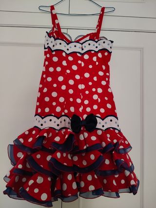 Traje Flamenca con flor y pendientes
 rojo lunares