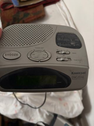 Radio despertador Kneissel AM/FM