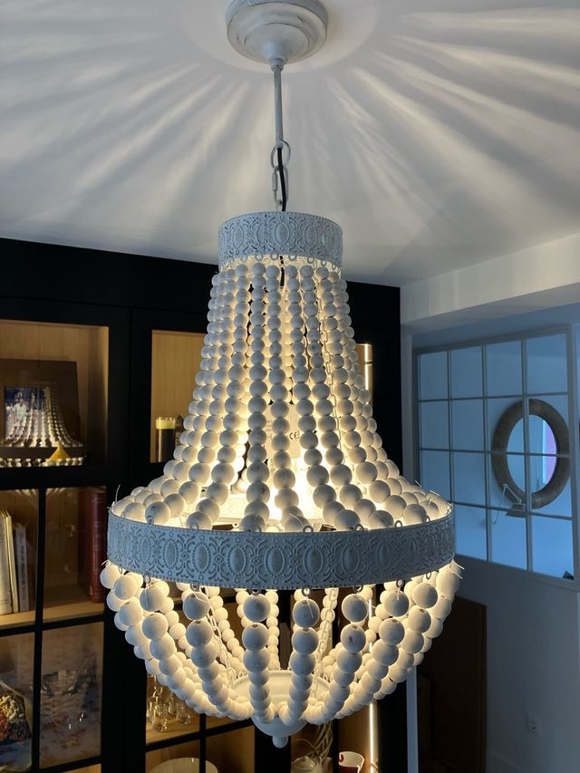 Lampara techo cuentas madera blanca