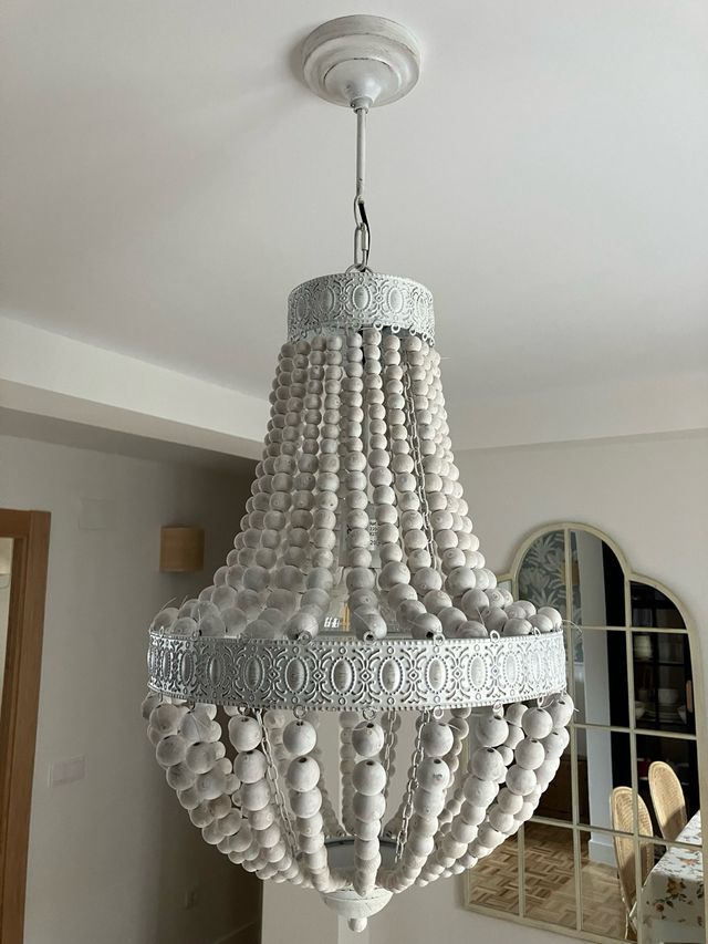 Lampara techo cuentas madera blanca