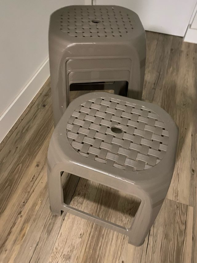 4 Taburetes plásticos marrones