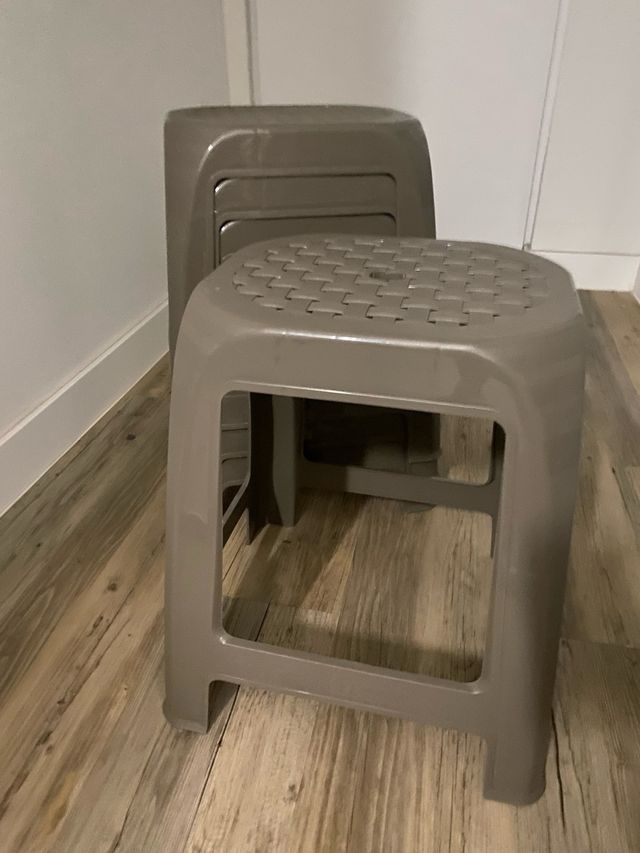 4 Taburetes plásticos marrones