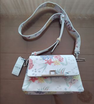 Bolso Parfois blanco estampado floral.
