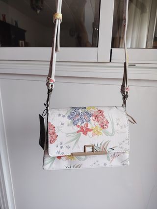 Bolso Parfois blanco estampado floral.