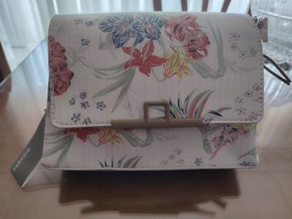 Bolso Parfois blanco estampado floral.