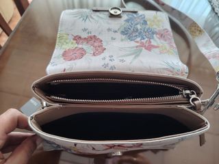 Bolso Parfois blanco estampado floral.