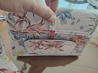 Bolso Parfois blanco estampado floral.