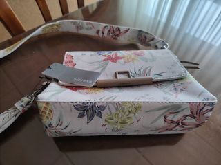 Bolso Parfois blanco estampado floral.