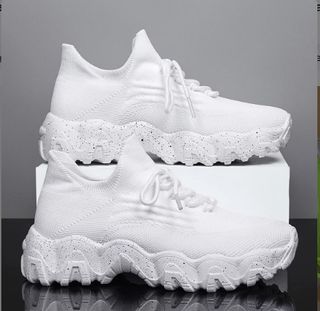 Zapatillas deportivas blancas y negras