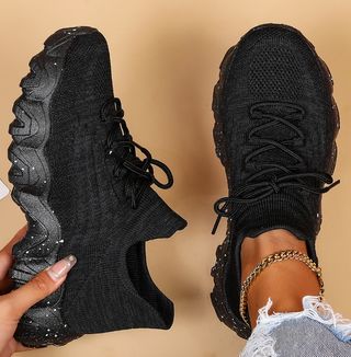 Zapatillas deportivas blancas y negras