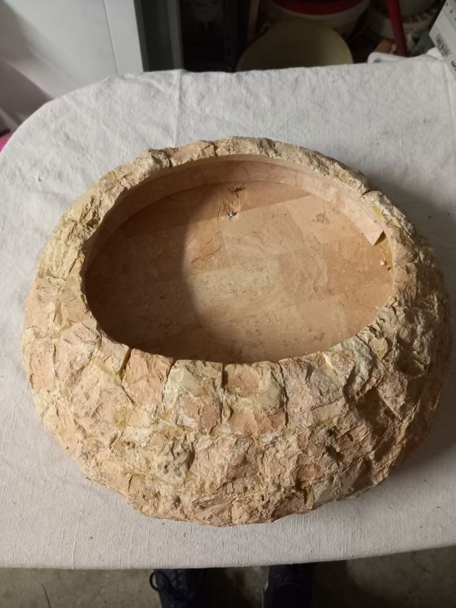 Fioriera in pietra rosa | Decorazione murale