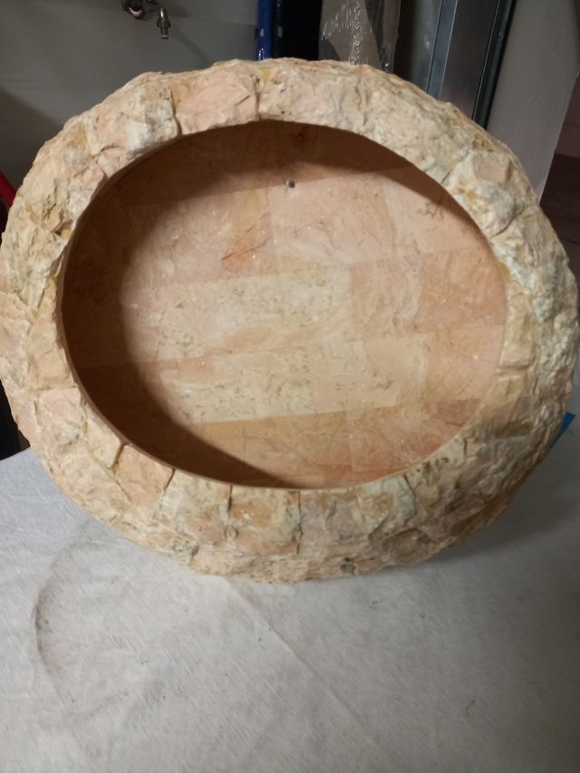 Fioriera in pietra rosa | Decorazione murale