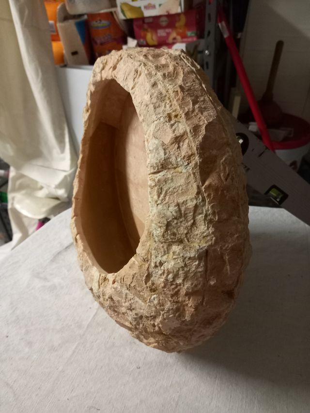 Fioriera in pietra rosa | Decorazione murale