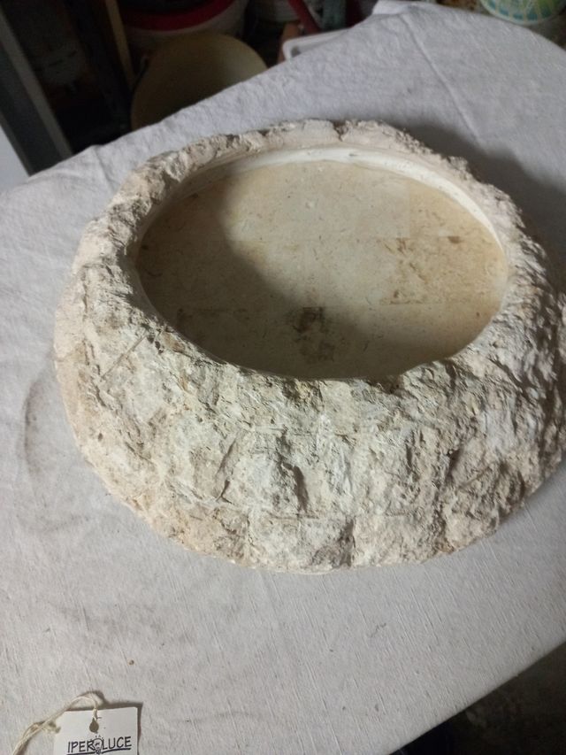 Fioriera in pietra rosa | Decorazione murale