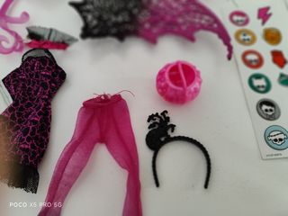 Coche Monster High y Barbie.