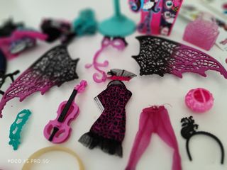 Coche Monster High y Barbie.