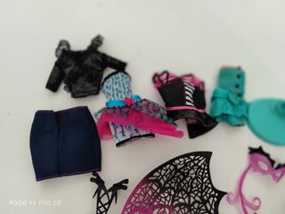 Coche Monster High y Barbie.