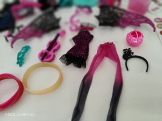 Coche Monster High y Barbie.