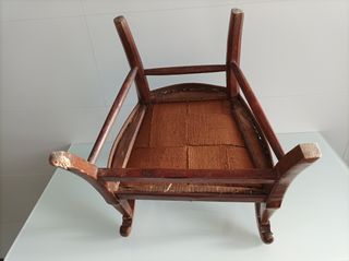 Antica poltrona per bambini in legno