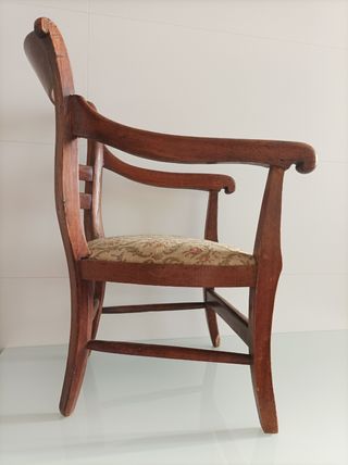 Antica poltrona per bambini in legno