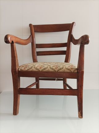Antica poltrona per bambini in legno