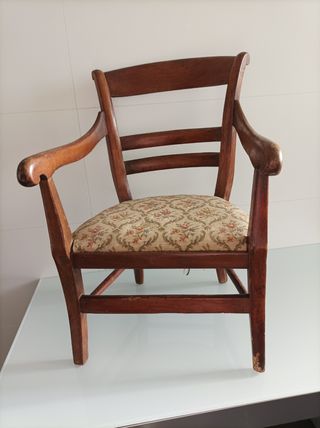 Antica poltrona per bambini in legno
