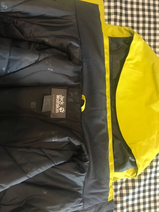 Chaqueta Jack Wolfskin amarilla