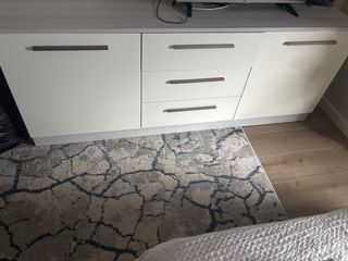 Cómoda blanca con tiradores grises