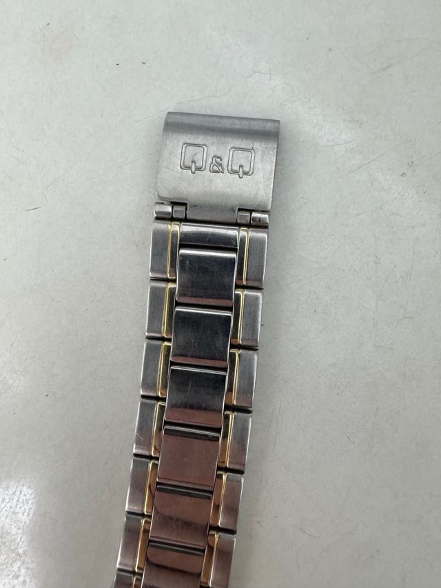 Reloj Q&Q cuarzo: elegante y clásico