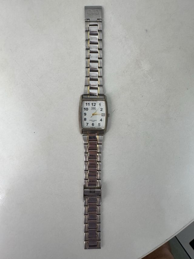 Reloj Q&Q cuarzo: elegante y clásico
