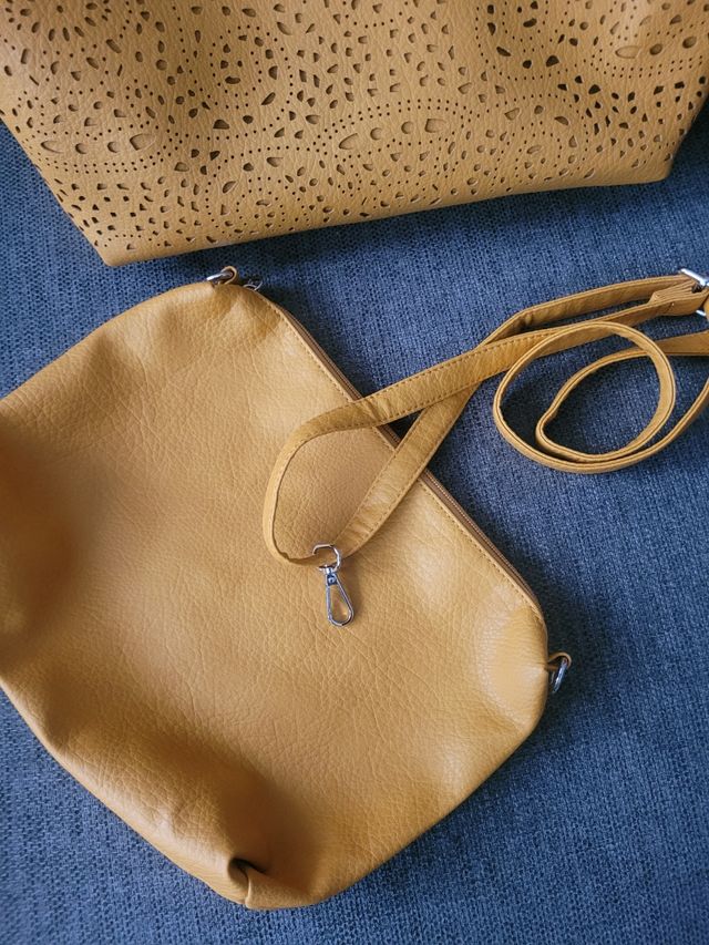 Bolso calado y bandolera mostaza
