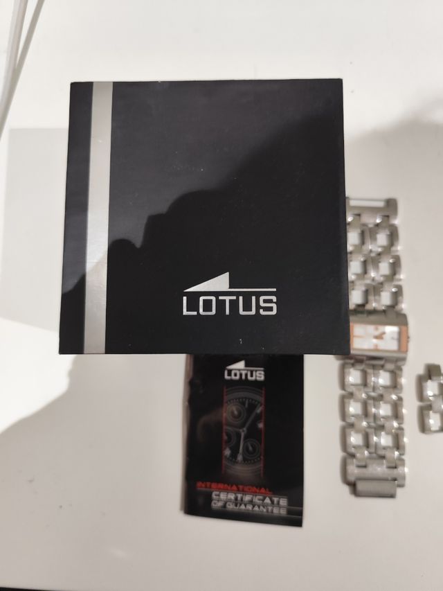 Reloj Lotus elegante dorado y plateado