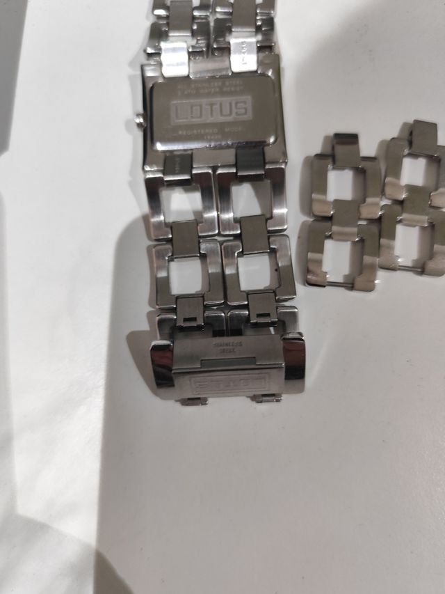 Reloj Lotus elegante dorado y plateado