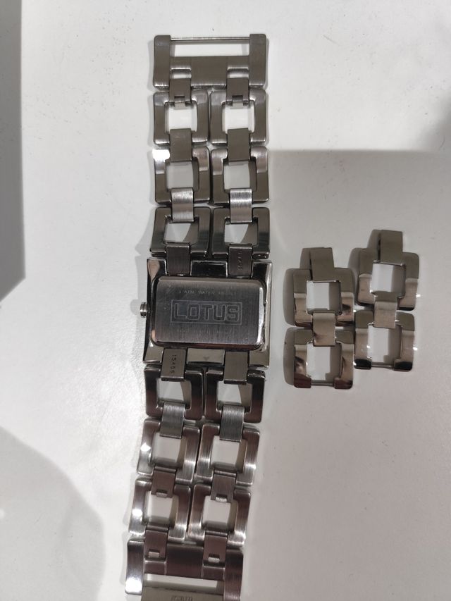 Reloj Lotus elegante dorado y plateado