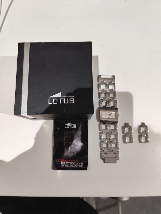 Reloj Lotus elegante dorado y plateado