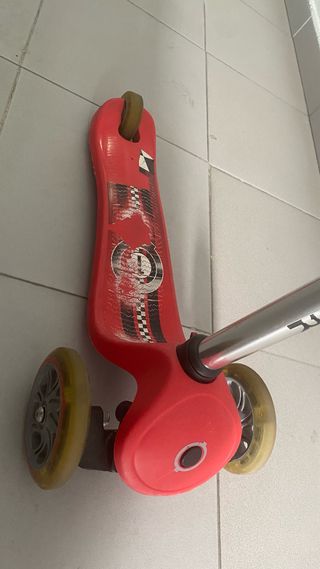 Patinete Globber infantil con luces en las ruedas