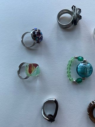 8 anillos y pulsera bisutería