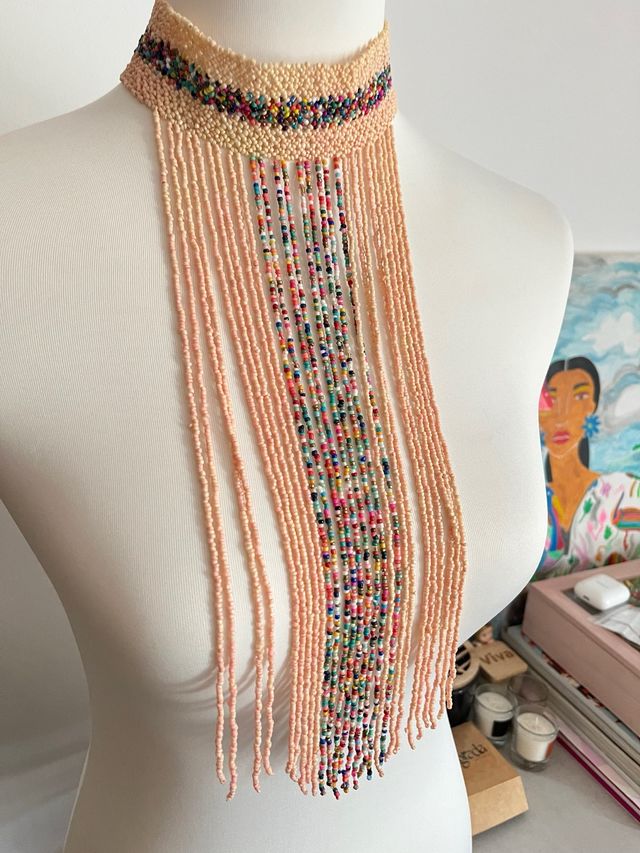 Collar con flecos multicolor