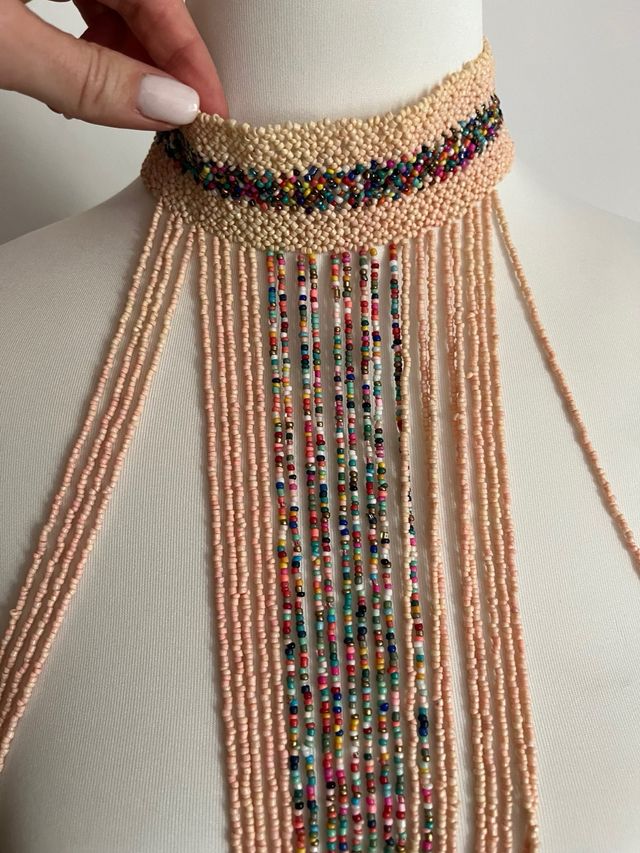 Collar con flecos multicolor