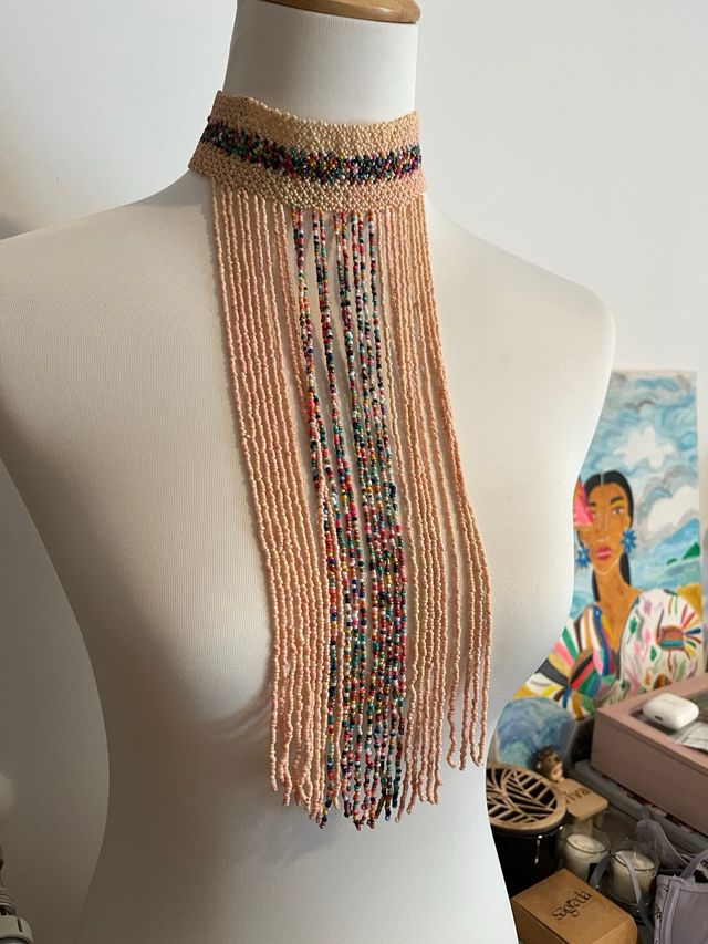 Collar con flecos multicolor