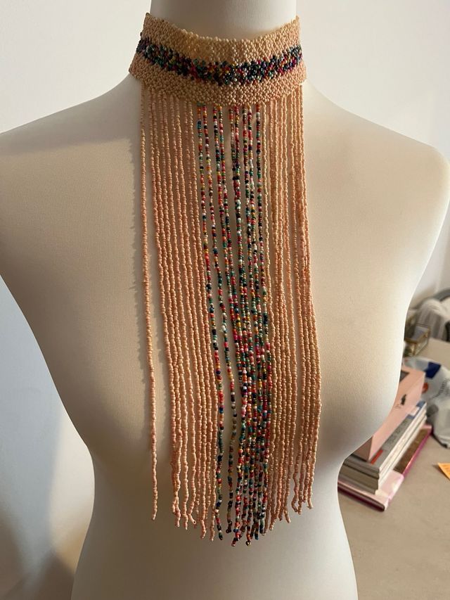 Collar con flecos multicolor
