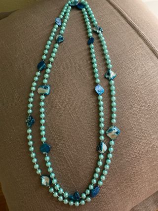 Collar largo de perlas con piezas de nacar.