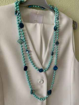 Collar largo de perlas con piezas de nacar.