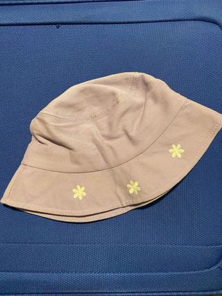 Gorro lila de verano con flores