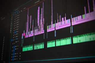 Postproducción de vídeo: montaje, edición y color.