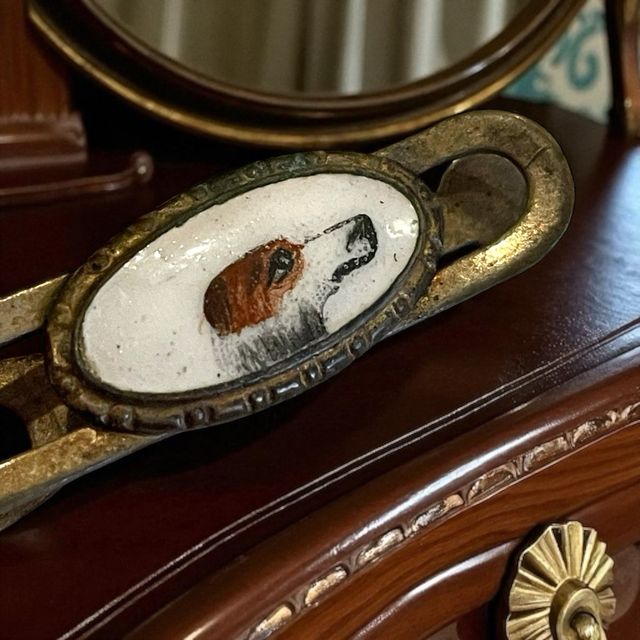 Ferma cravatta ottocentesco cane smaltato